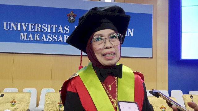 Prof. Dr. dr. Habibah S. Muhiddin, Sp.M(K) usai dikukuhkan sebagai Guru Besar Ilmu Vitreoretina di Fakultas Kedokteran Unhas, Selasa (18/2/2025). 