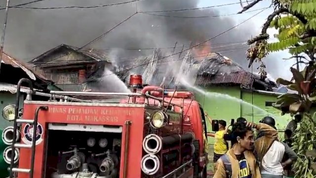 Kebakaran hebat melanda salah satu bangunan bersejarah di Makassar, Asrama TNI Lompobattang atau yang lebih dikenal sebagai Tangsi Belanda, pada Sabtu (22/2/2025).