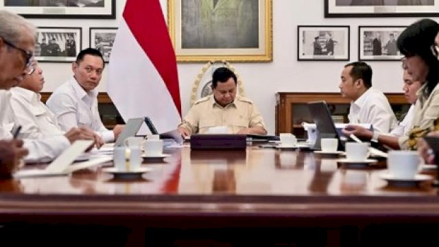 Presiden Prabowo Subianto saat menerima Menteri Koordinator Bidang Infrastruktur dan Pembangunan Kewilayahan Agus Harimurti Yudhoyono (AHY), jajaran Kementerian Pekerjaan Umum (PU), dan Otorita Ibu Kota Nusantara (IKN) di Istana Merdeka, Jakarta. (foto: Setpres) 