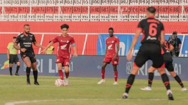 Dokumentasi laga Arema FC kontra PSM Makassar pada pekan 22 Liga 1 2024-2025 di Stadion Soepardi, Blitar, Senin (10/2/2025). (foto: Official PSM Makassar) 