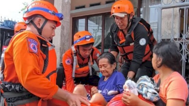 BPBD Makassar mengevakuasi warga terdampak banjir di Jl Kopita XIV Kelurahan Ketimbang, Kecamatan Biringkanaya, Rabu (12/2/2025). (foto: BPBD Makassar) 