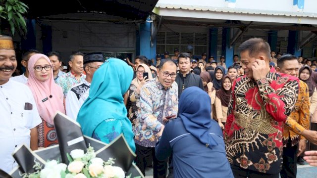 Danny Pomanto Dampingi Pj Gubernur Tinjau Pelaksanaan MBG dan Pemerikasaan Kesehatan Gratis