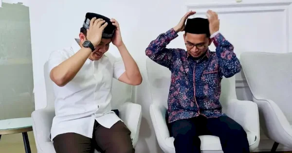 Seskab Teddy Dapat Hadiah Peci Kesayangan Saat Sowan ke Ustaz Adi Hidayat