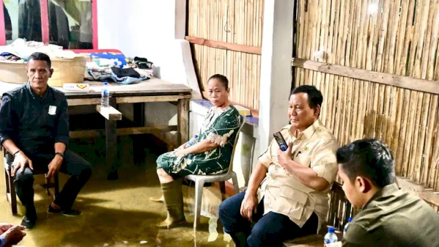 Presiden Prabowo Subianto datang untuk meninjau banjir di Babelan, Kabupaten Bekasi, pada Sabtu (8/3/2025). Prabowo juga menyempatkan berbuka puasa bersama dengan warga korban banjir.