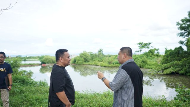 Wali Kota Makassar, Munafri Arifuddin mengecek langsung lahan stadion di Kelurahan Untia, Kecamatan Biringkanaya, Makassar, di hari libur pada Sabtu (8/3/2025).