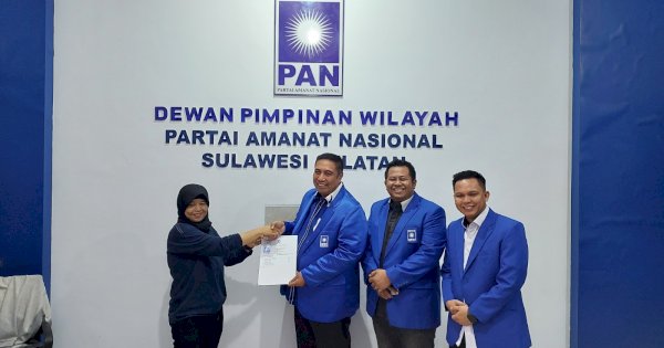 Chaidir Syam Kembalikan Formulir Pendaftaran Calon Ketua PAN Sulsel