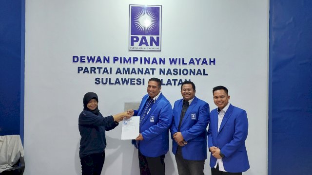 Chaidir Syam Kembalikan Formulir Pendaftaran Calon Ketua PAN Sulsel