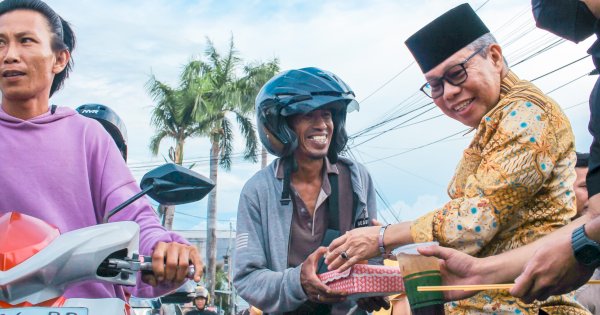 Di Kampung Halaman, Anggota DPR RI Taufan Pawe Bagi-bagi Takjil ke Warga