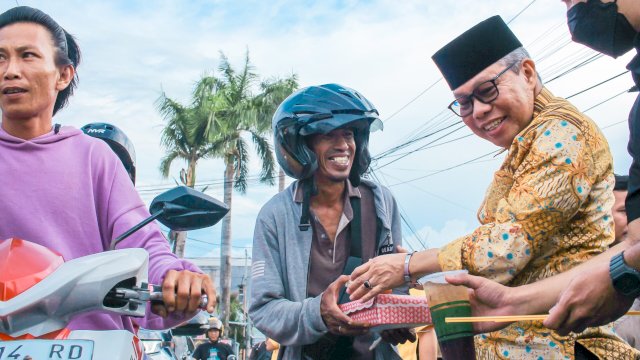 Di Kampung Halaman, Anggota DPR RI Taufan Pawe Bagi-bagi Takjil ke Warga