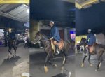 Unik, Pria di Condet Pergi Salat Tarawih ke Masjid Naik Kuda