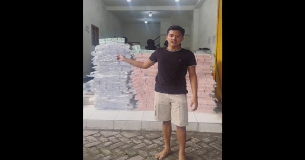 Viral Pria di Pasuruan Pamer Stok Uang Baru Rp 2 Miliar, Tuai Kritik Netizen