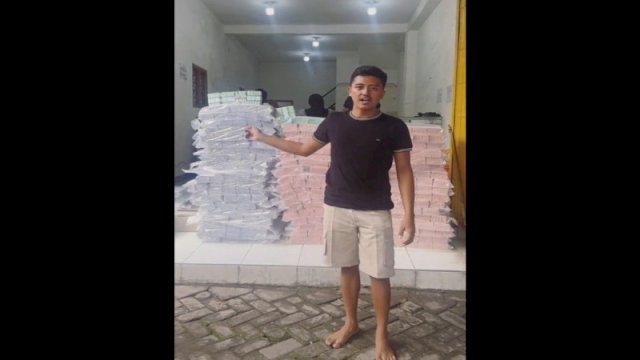 Aksi Wildan memamerkan tumpukan uang pecahan baru senilai Rp 2 Miliar. (Foto: TikTok @rama.wildan)
