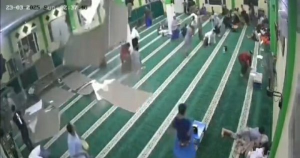 Plafon Masjid di Bekasi Ambruk Timpa Jamaah Saat Itikaf