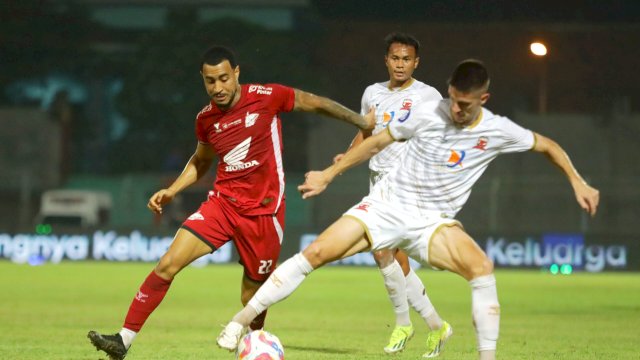 Pemain PSM Makassar, Victor Luiz berduel dengan pemain Madura United pada duel pekan 25 Liga 1 2024-2025. (foto: Official PSM Makassar) 