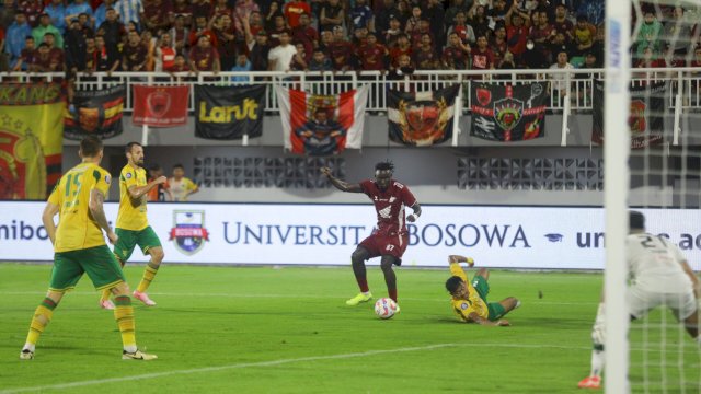 Dokumentasi laga PSM Makassar versus Persebaya Surabaya pada pekan 26 Liga 1 2024-2025, di Stadion Gelora BJ Habibie, Parepare, pada Jumat (7/3/2025). (foto: Official PSM) 