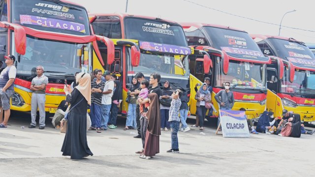 Sejumlah penumpang tengah menunggu keberangkatan busbdi salah satu terminal di Pulau Jawa. (foto: Kemenhub) 