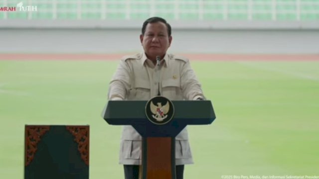 Presiden Prabowo Subianto meresmikan secara simbolis pembangunan dan renovasi 17 stadion yang tersebar di beberapa wilayah di Indonesia yang berlangsung di Stadion Gelora Delta, Kabupaten Sidoarjo, Jawa Timur, Senin (17/3/2025).