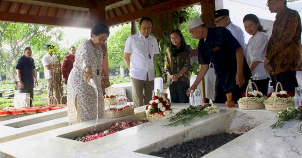 Megawati Ditemani Elite PDIP Berziarah ke Makam Bung Karno