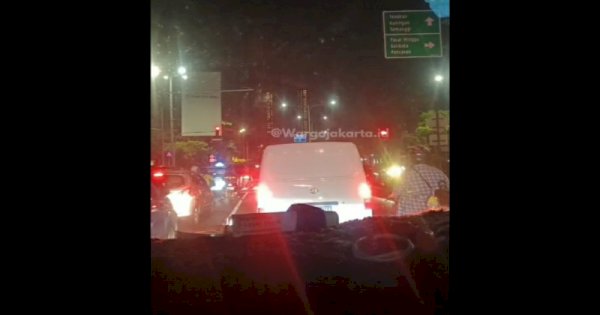 Ambulans Pilih Berhenti di Lampu Merah Gegara Takut Kena Tilang ETLE, Ini Kata Polisi