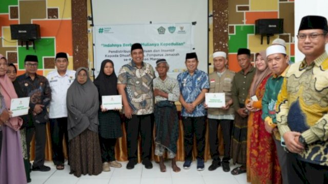 Baznas Maros Salurkan Bantuan Ke 1.030 Penerima Zakat