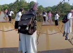 Viral Guru SD di Jambi Seberangi Sungai Lewat Jembatan yang Rusak Parah Demi Mengajar