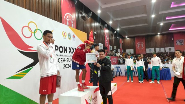 Ketua Pengprov Pertina Sulsel Harpen Reza Ali mendapat kehormatan mengalungkan medali kepada para juara di kelas 51-54 Kg pada PON XXI Aceh-Sumut 2024. Peraih medali emas di kelas ini adalah petinju Josua Holy Masihor.