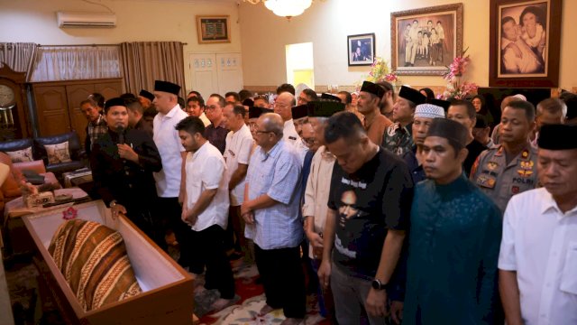 Munafri dan Aliyah Kenang Almarhum Komjen Purn. Jusuf Manggabarani