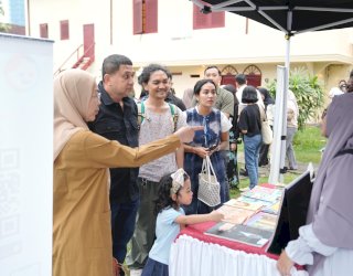 Sebait Puisi &#8220;Pulang ke Dapur Ibu&#8221;, Wali Kota Munafri Pukau Penonton di MIWF 2025