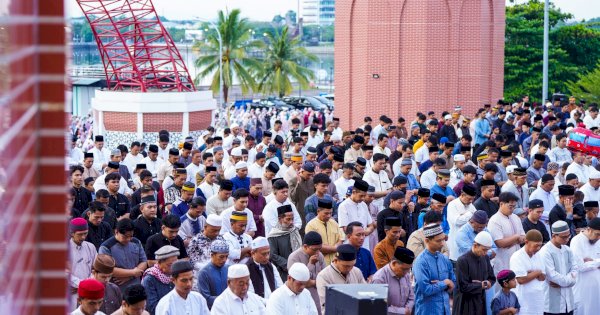 Warga Laksanakan Salat Iduladha di Masjid Kubah 99 Asmaul Husna