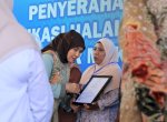 Aliyah Mustika Ilham Serahkan Bantuan untuk UMKM Disabilitas di PKU Akbar PT PNM