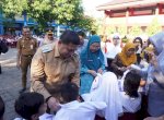Melinda Aksa Dampingi Wali Kota Makassar Salurkan Seragam Sekolah Gratis