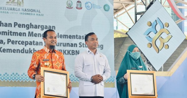 Gubernur dan Ketua TP PKK Sulsel Terima Penghargaan dan Dikukuhkan sebagai Ayah Bunda GenRe