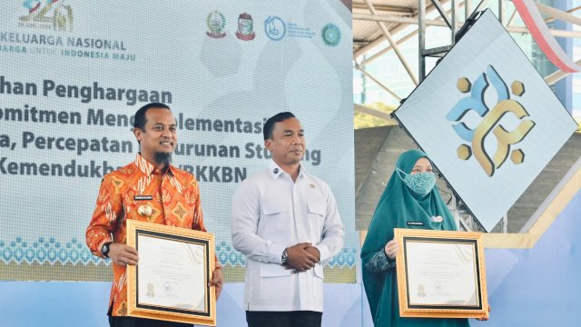 Gubernur dan Ketua TP PKK Sulsel Terima Penghargaan dan Dikukuhkan sebagai Ayah Bunda GenRe