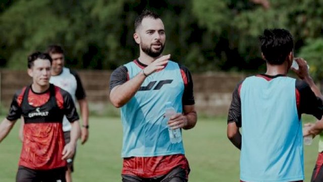Potret Jordi Amat mengikuti sesi latihan bersama Persija Jakarta. (foto:IG/@jordiamat5) 