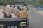 Detik-detik Mobil Bak Terbuka Ditumpangi Ibu-ibu Alami Kecelakaan di Gowa