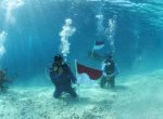 HUT Ke-80 RI, Polda Sulsel Kibarkan Merah Putih di Bawah Laut 
