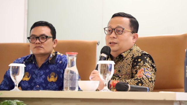 Kepala Biro Humas dan Komunikasi Publik Kemenag Thobib Al Asyhar (kiri). (Sumber: Kemenag RI)