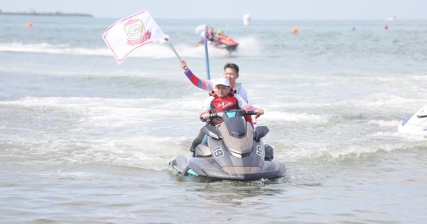 Potret Wali Kota Munafri Pamer Kebolehan Tunggangi Jetski di Pembukaan International Jetski Championship 2025