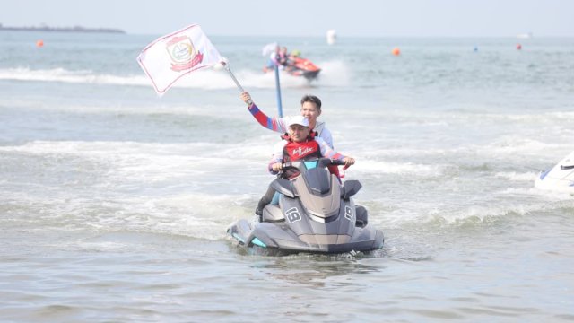 Potret Wali Kota Munafri Pamer Kebolehan Tunggangi Jetski di Pembukaan International Jetski Championship 2025