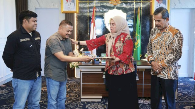 Bupati Barru Penuh Haru Terima Sertifikat Lahan Sekolah Rakyat