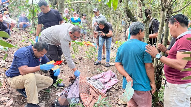 Perempuan Ditemukan Mati Tergantung di Kebun Enrekang, Kelurga Laporkan Suami Korban ke Polisi