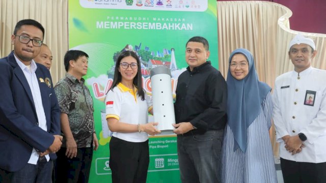 Wali Kota dan Ketua TP PKK Makassar Launching Program BioBerkah 1000 Pipa Biopori Permabudhi