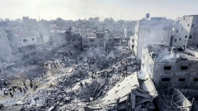 Gambar yang diambil dari rekaman video AFPTV ini menunjukkan warga Palestina memeriksa kerusakan akibat serangan Israel di kamp pengungsi Jabalia di Jalur Gaza, pada 1 November 2023. | AFP via Getty Images. 