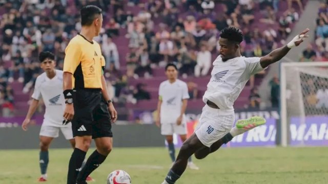 Pemain PSM Makassar, Gledson Paixao Da Silva saat mengeksekusi bola mati di laga melawan Persik Kediri pada pekan 10 Super League 2025-2026 di Stadion Brawijaya, Kediri, Sabtu (25/10/2025). (foto: PSM Makassar) 