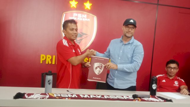 Pelatih PSM Makassar, Thomas Trucha saat diperkenalkan manajemen PSM di Store PSM, Jalan Balaikota Makassar, Selasa (28/10/2025). (foto: Abatanews.com)