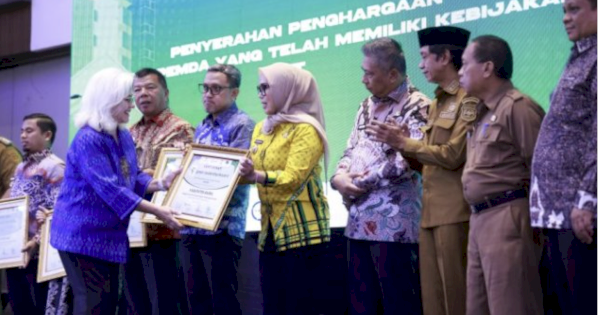 Komitmen Wujudkan Pembangunan Hijau, Pemkab Barru Dapat Penghargaan KMS PE
