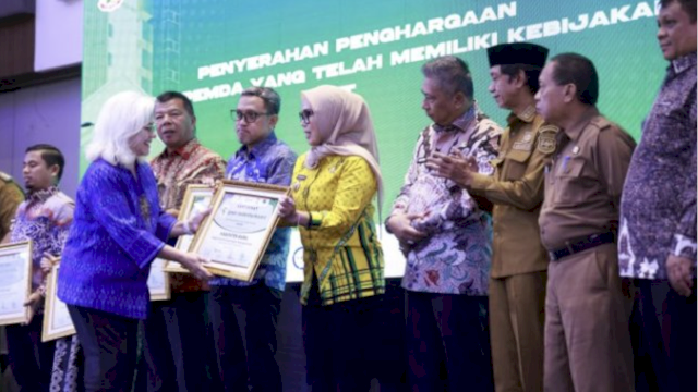 Komitmen Wujudkan Pembangunan Hijau, Pemkab Barru Dapat Penghargaan KMS PE