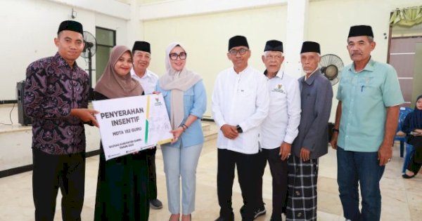 Dorong Penguatan Pendidikan BTQ, Bupati Barru Serahkan Insentif kepada 182 Guru MDTA