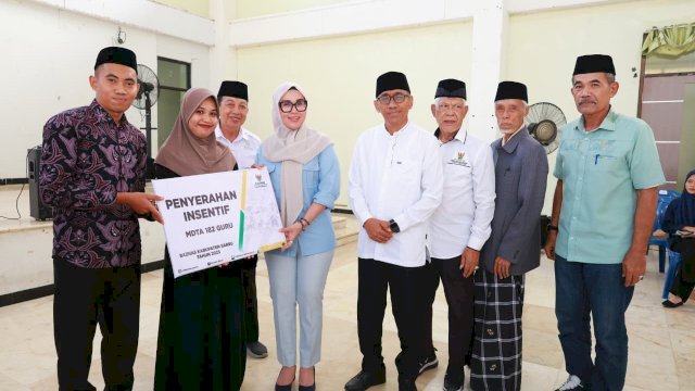 Dorong Penguatan Pendidikan BTQ, Bupati Barru Serahkan Insentif kepada 182 Guru MDTA