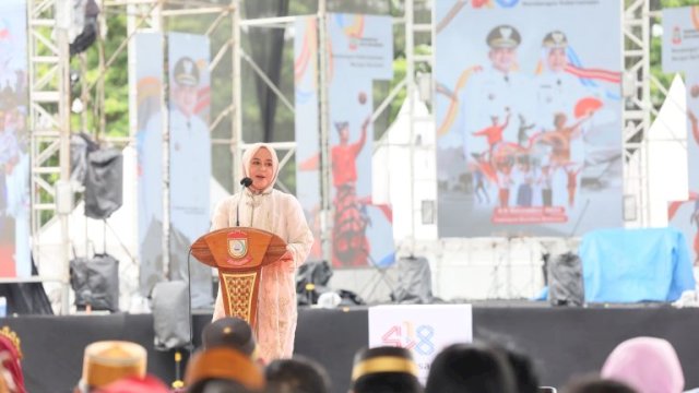 HUT Kota Makassar, Pemprov Sulsel Serahkan Bantuan Keuangan